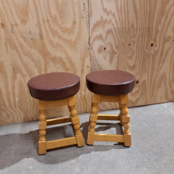 WAREHOUSE CLEARANCE: Traditional Low Bar Stool in soft oak finished in bison vinyl espresso